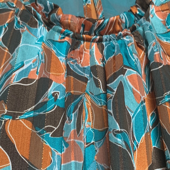 NWOT Modern Leaf Patterned Blouse - Picture 3 of 8